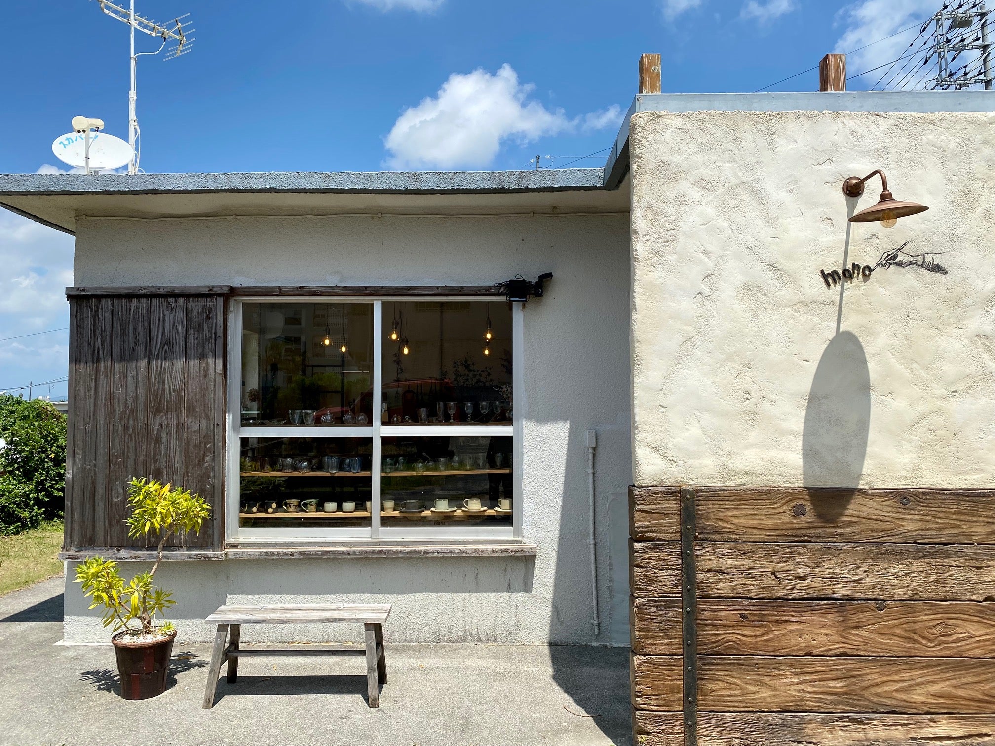 やちむんなどの沖縄のお土産も充実！宜野湾市の高台にある雑貨屋